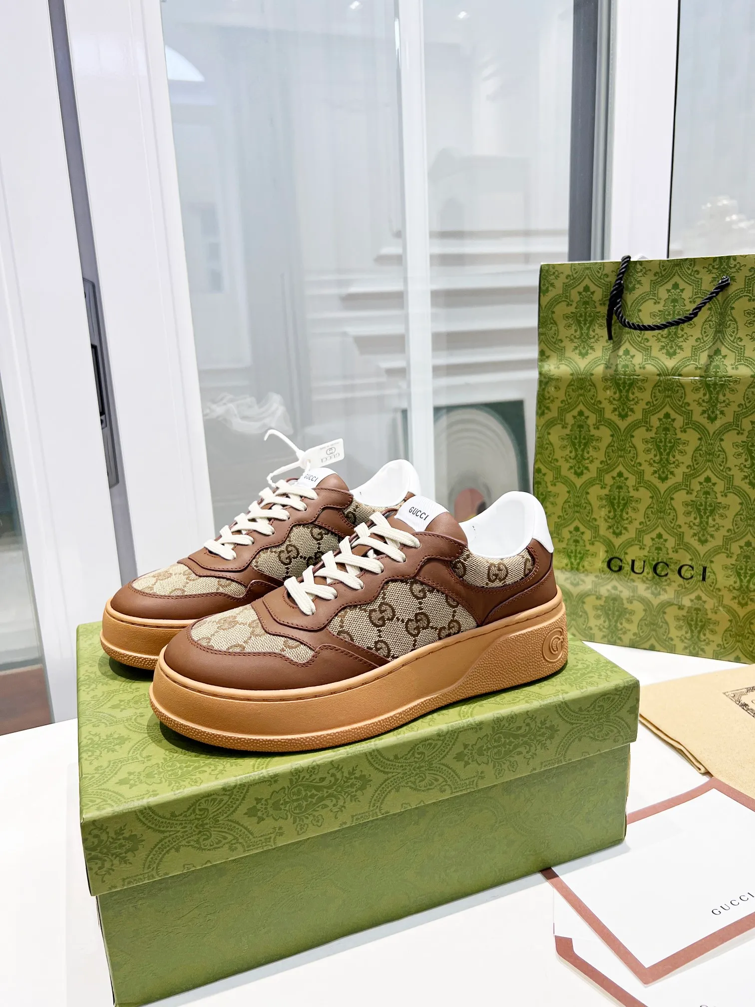 👟👟Ex-factory price 480👟👟 Women's shoes, women's clothing, new Chunky B series lightweight soft thick sole sports series! G family's white shoes for couples, GUUC* counter-synchronized shoes, ancient and exotic catwalk models! The style design is light, luxurious and retro...thick sole increases height...similar to an upgraded version of classic white shoes! Original customized cowhide fabric (classic old floral fabric, perforation, embossing process), cowhide lining, original foam lightweight outsole, GG Logo on the heel, 4cm thick sole, classic Gucci webbing... Women's 35-40/Men's 39-44 (full size) Women's 41, Men's 45 are custom-made and non-returnable